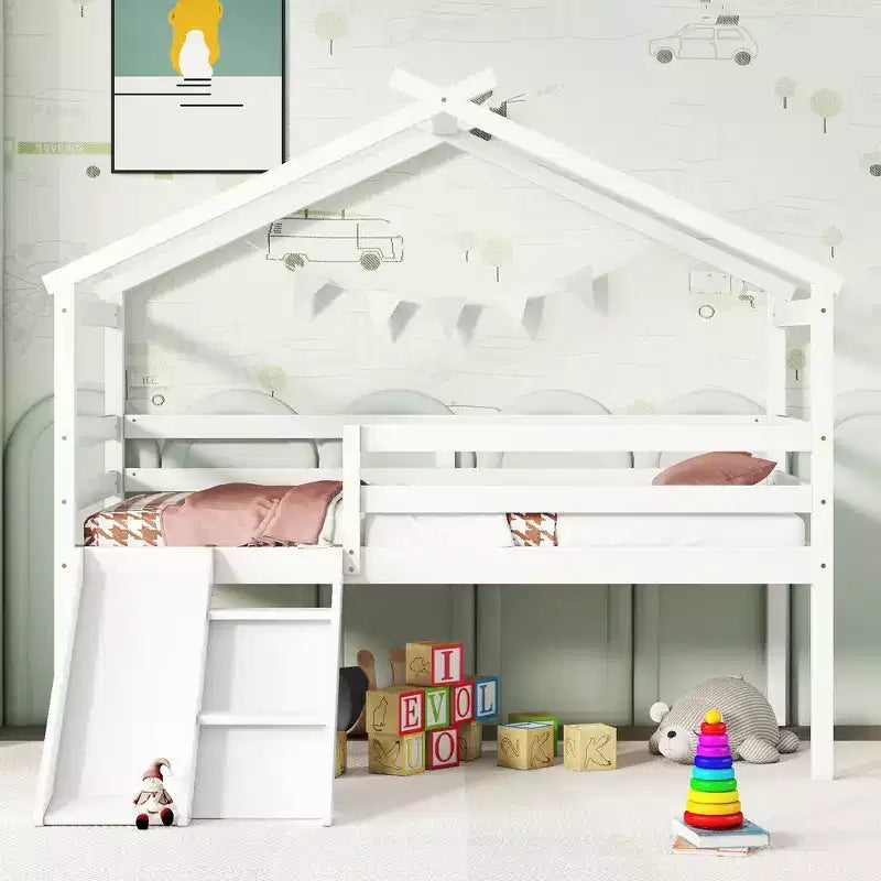 Letto a soppalco basso per ragazzi con scivolo, scala, ringhiere di sicurezza, struttura a tetto in stile casetta, 81.7L x 67.6W