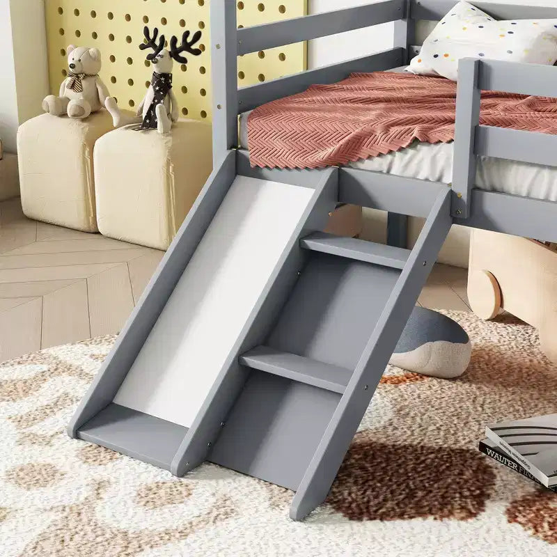 Letto a soppalco basso per ragazzi con scivolo, scala, ringhiere di sicurezza, struttura a tetto in stile casetta, 81.7L x 67.6W
