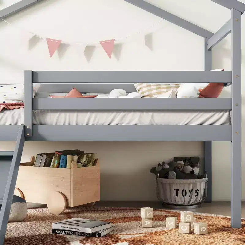 Letto a soppalco basso per ragazzi con scivolo, scala, ringhiere di sicurezza, struttura a tetto in stile casetta, 81.7L x 67.6W