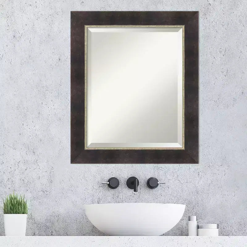 Specchio da parete per bagno Odin, anticato, bronzo, con cornice smussata in legno